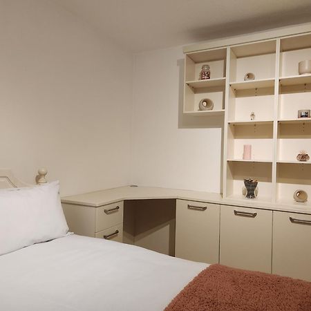 Elmdon House With 4 Spacious Bedrooms To Choose Бирмингем Экстерьер фото
