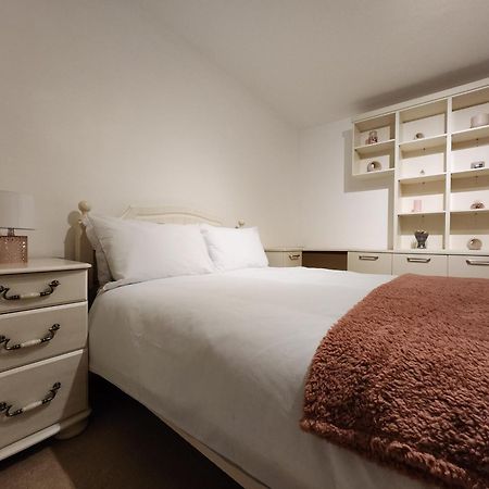 Elmdon House With 4 Spacious Bedrooms To Choose Бирмингем Экстерьер фото