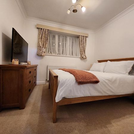 Elmdon House With 4 Spacious Bedrooms To Choose Бирмингем Экстерьер фото