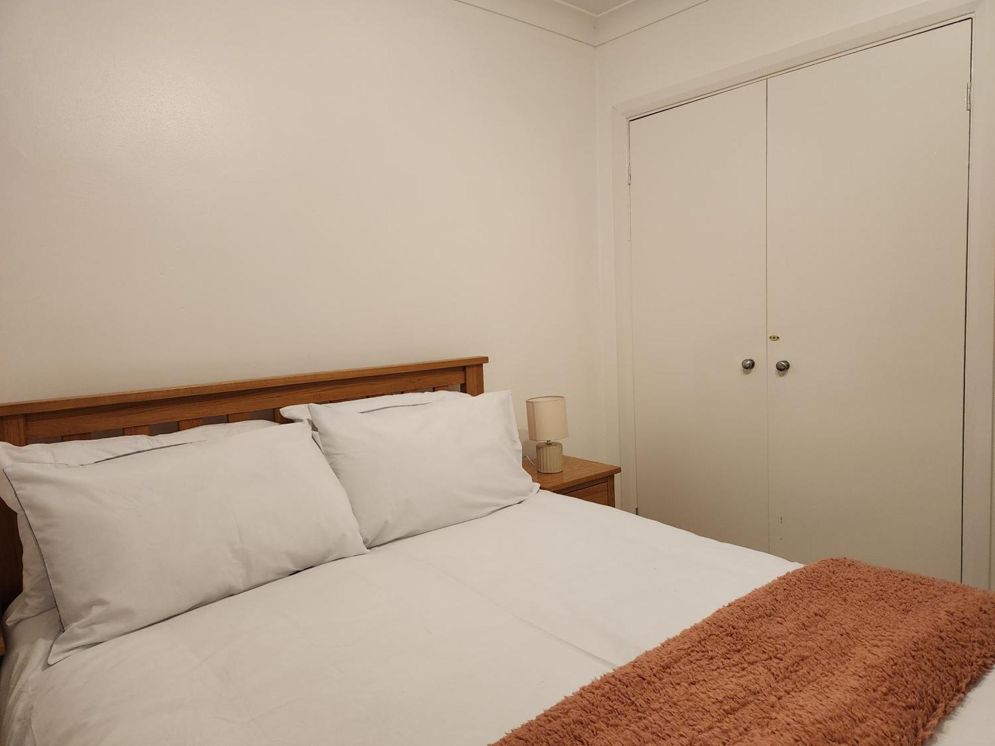 Elmdon House With 4 Spacious Bedrooms To Choose Бирмингем Экстерьер фото