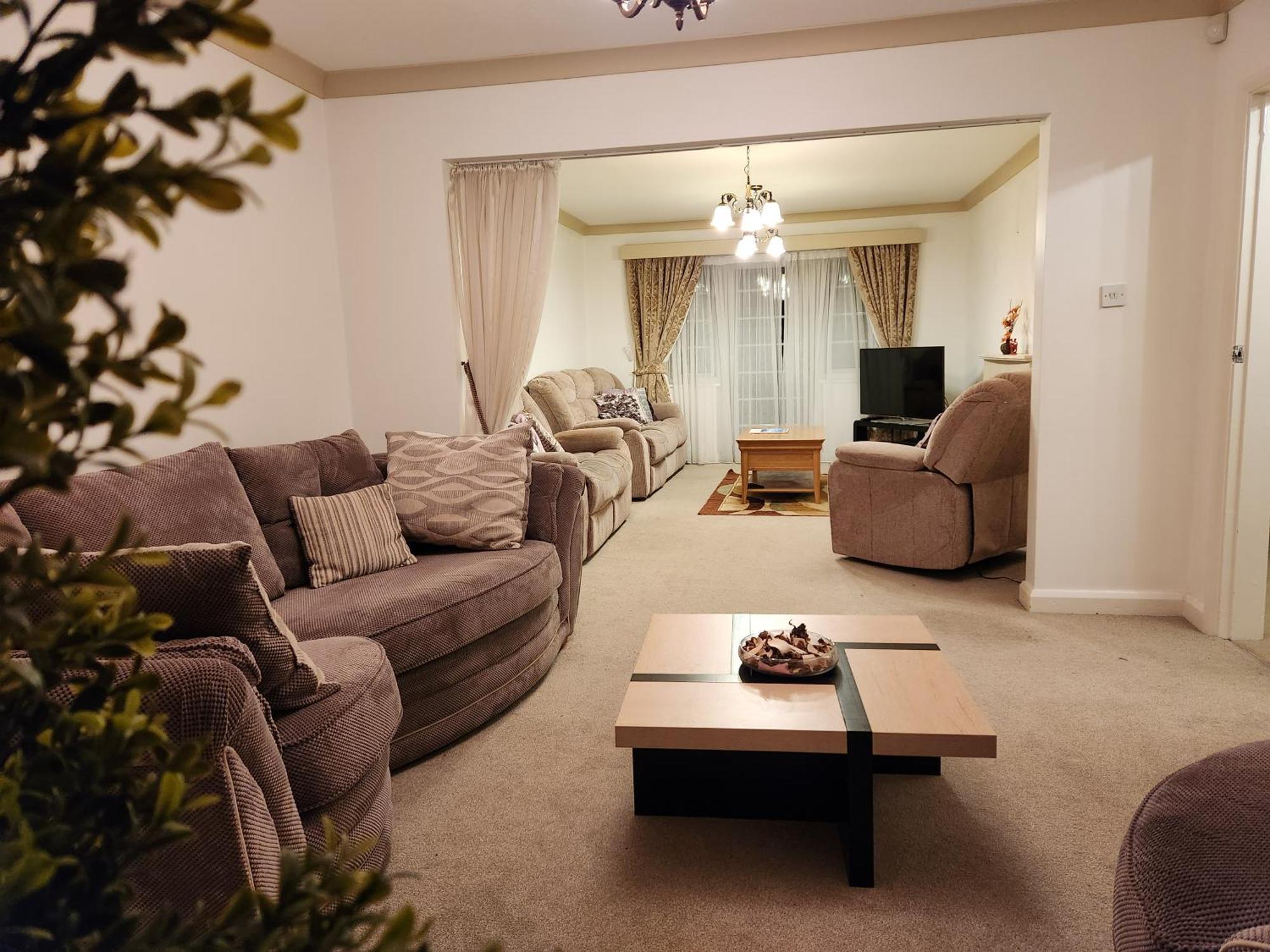 Elmdon House With 4 Spacious Bedrooms To Choose Бирмингем Экстерьер фото