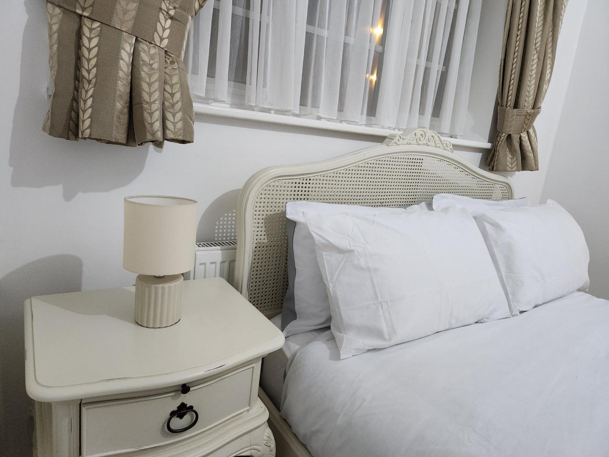 Elmdon House With 4 Spacious Bedrooms To Choose Бирмингем Экстерьер фото