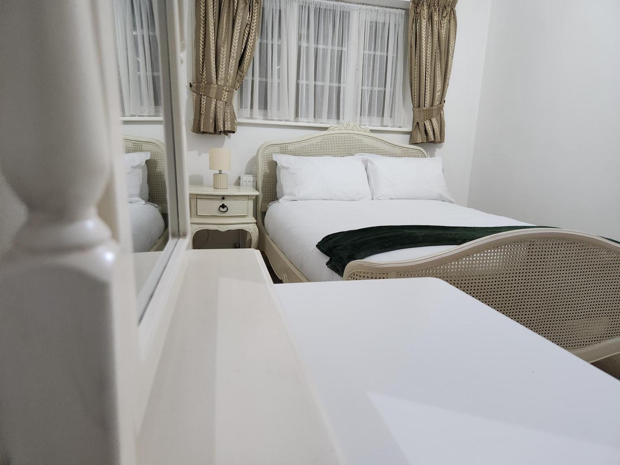 Elmdon House With 4 Spacious Bedrooms To Choose Бирмингем Экстерьер фото