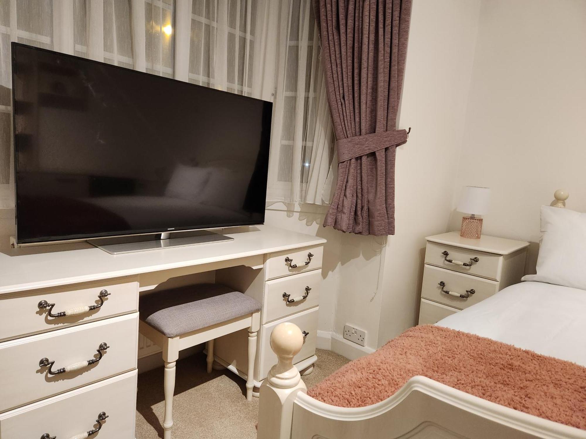 Elmdon House With 4 Spacious Bedrooms To Choose Бирмингем Экстерьер фото